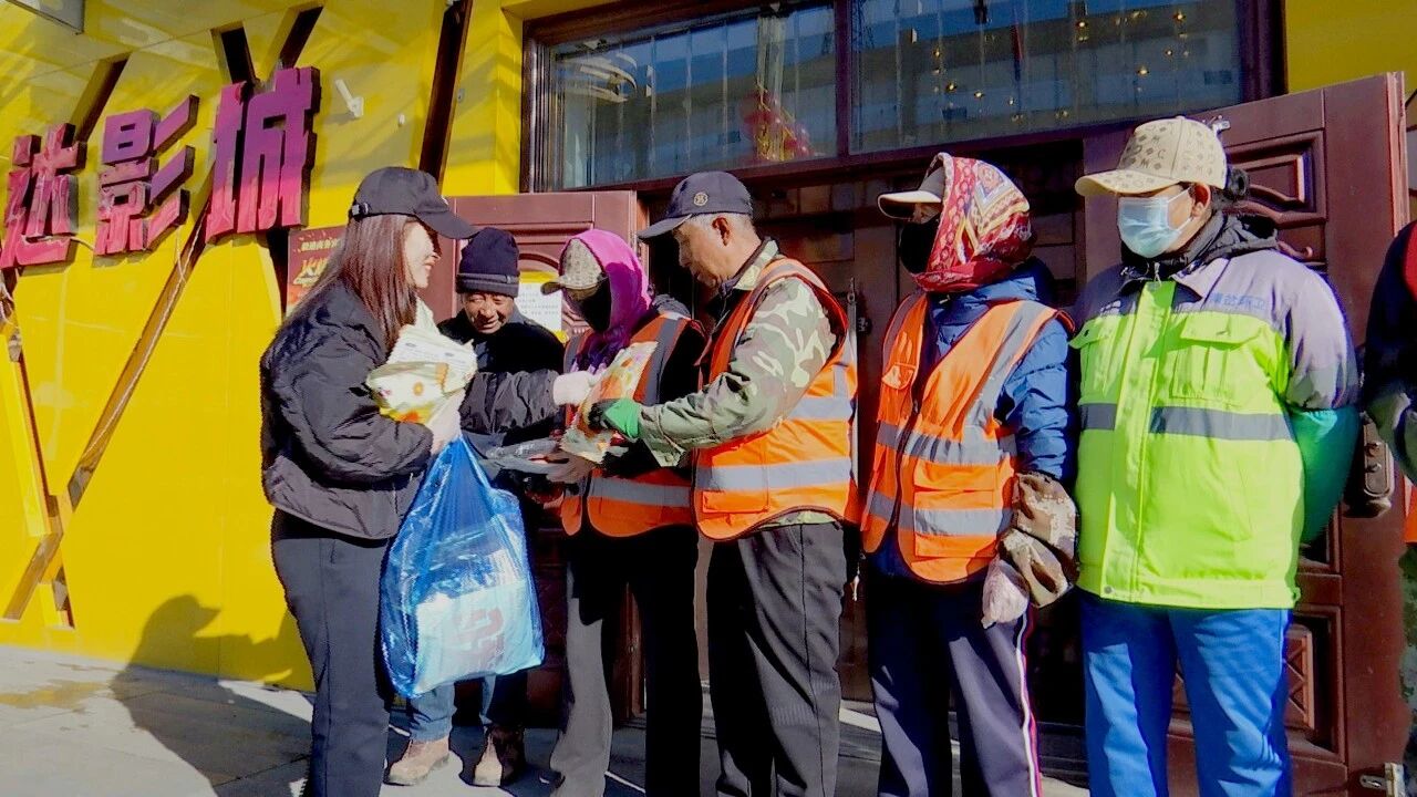 南岔县：环卫工人节致敬“城市美容师”