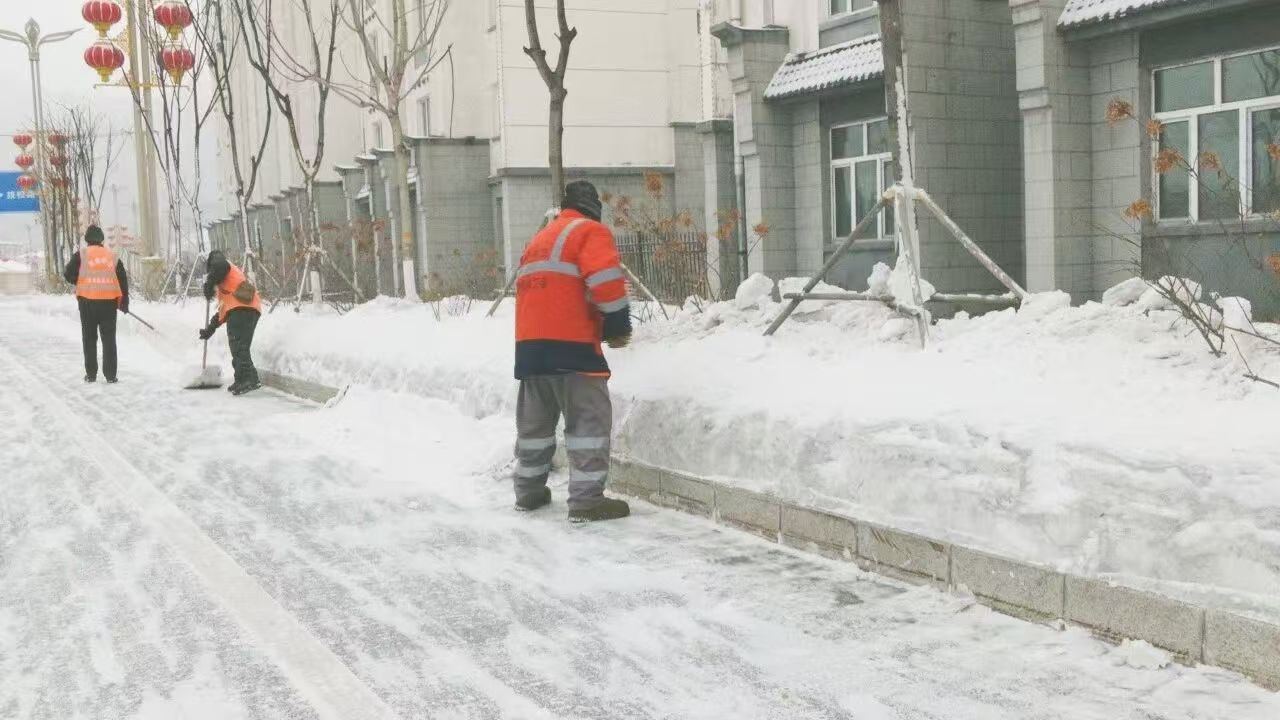 高效清除冰雪 保障节日出行安全