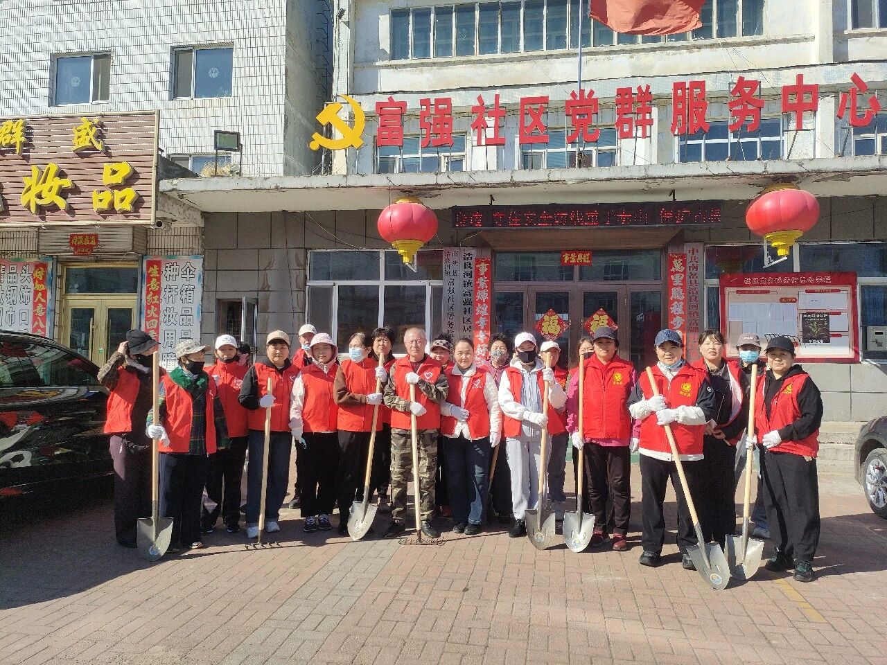 南岔县浩良河镇富强社区新时代文明实践站开展“净城靓城焕新颜”环境美化新时代文明实践活动